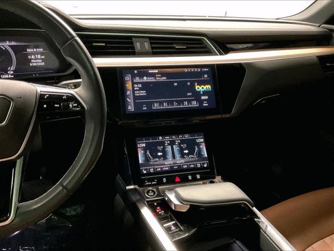 Used 2024 Audi Q8 e-tron Premium Plus image 8