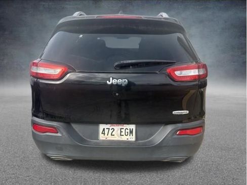 Used 2017 Jeep Cherokee Latitude FWD image 4