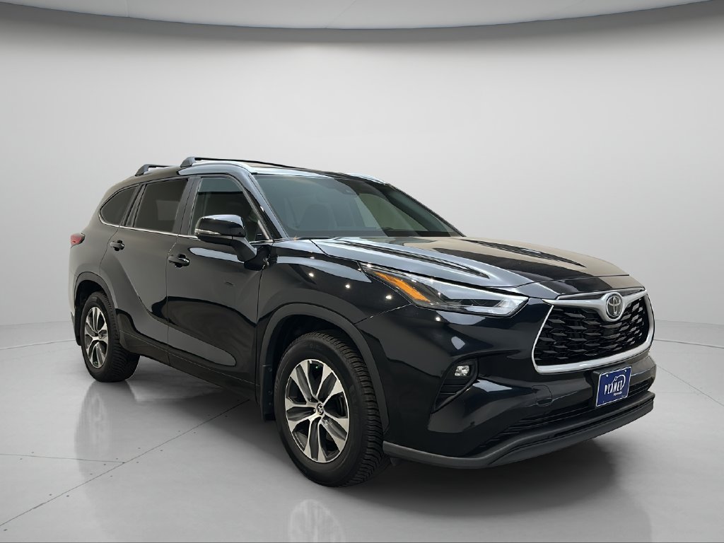 Used 2023 Toyota Highlander XLE AWD/4WD image 1