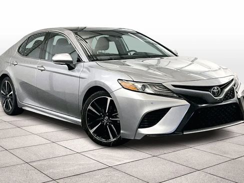 Used 2019 Toyota Camry XSE image 3