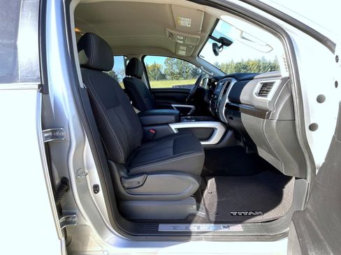 Used 2018 Nissan Titan SV w/ SV Convenience Package image 16