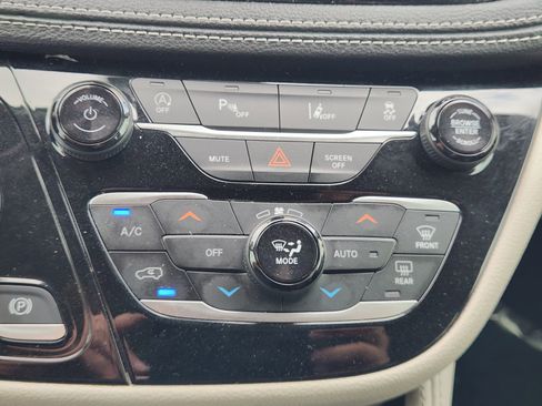 Used 2023 Chrysler Pacifica Limited FWD image 19
