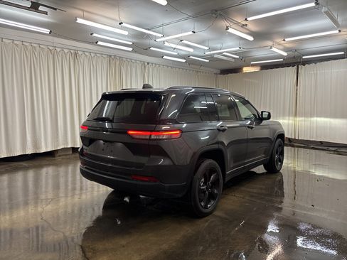 Used 2023 Jeep Grand Cherokee Altitude AWD/4WD image 5