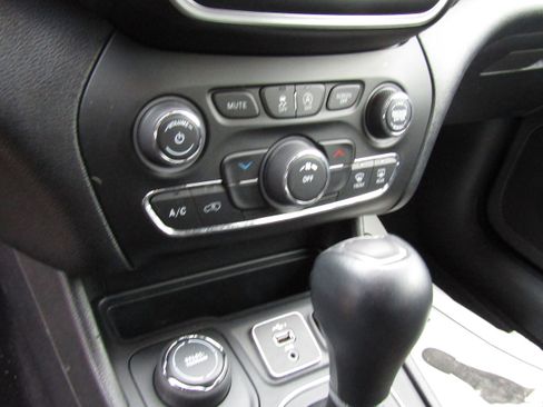 Used 2020 Jeep Cherokee Latitude Plus image 16