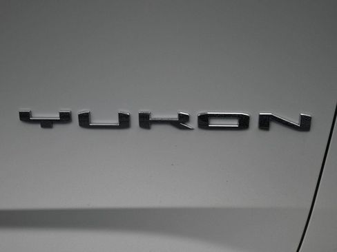 Used 2022 GMC Yukon SLT w/ SLT Premium Package image 7