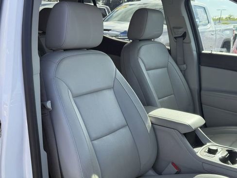 Used 2020 GMC Acadia SLT w/ Driver Alert Package II FWD image 18