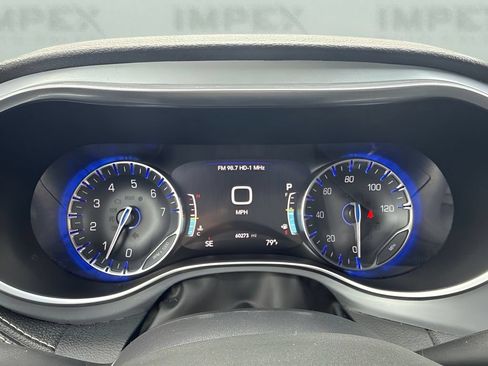 Used 2025 Chrysler Pacifica Limited FWD image 18