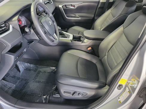 Used 2022 Toyota RAV4 XLE Premium image 11