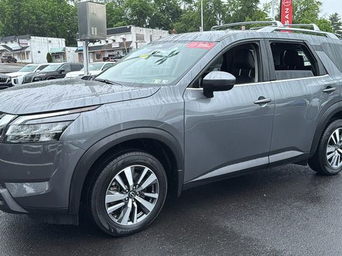 Certified 2024 Nissan Pathfinder SL image 3