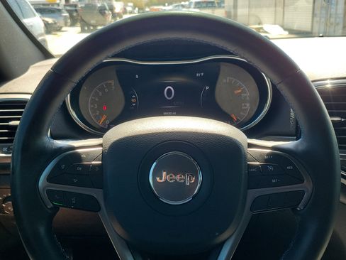 Used 2019 Jeep Grand Cherokee Laredo image 16