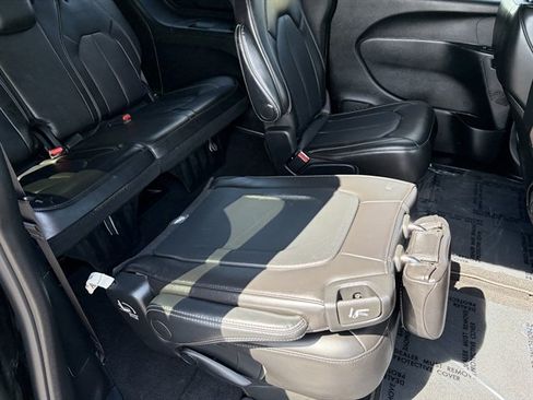 Used 2025 Chrysler Pacifica Select FWD image 50