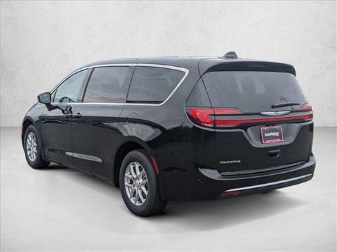 New 2026 Chrysler Pacifica Select image 8