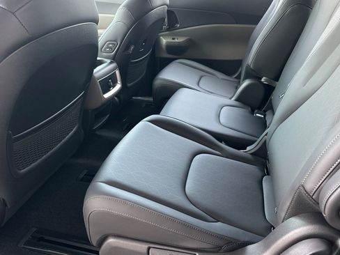 New 2026 Kia Carnival EX FWD image 10