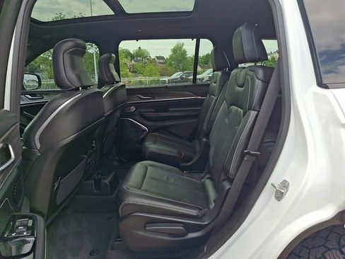 Used 2021 Jeep Grand Cherokee L Overland w/ Luxury Tech Group IV AWD/4WD image 11