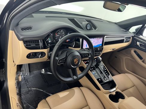 Certified 2026 Porsche Macan AWD/4WD image 4