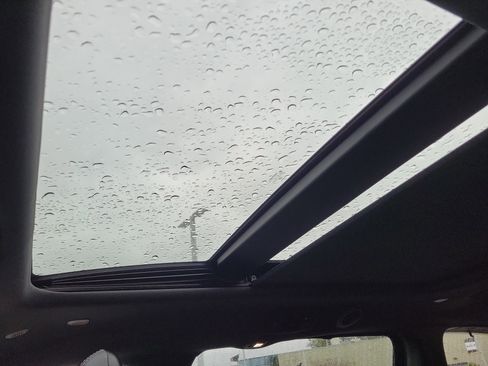 Used 2025 Chrysler Pacifica Limited image 22