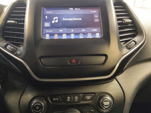Used 2019 Jeep Cherokee Latitude w/ Popular Appearance Group FWD image 25