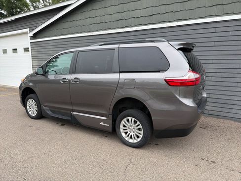 Used 2017 Toyota Sienna XLE FWD image 10