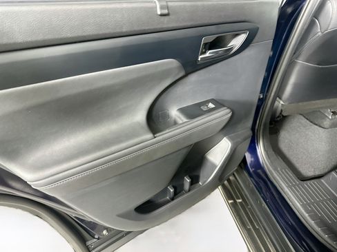 Used 2020 Toyota Highlander XLE FWD image 26