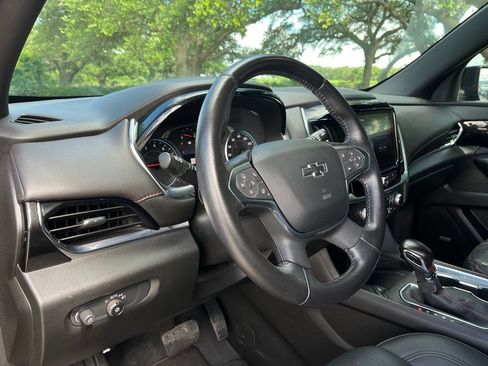 Used 2022 Chevrolet Traverse RS FWD image 17