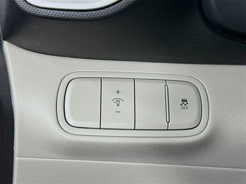 Used 2025 Hyundai Venue SEL image 18