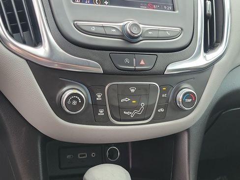 Used 2022 Chevrolet Equinox LT FWD image 27
