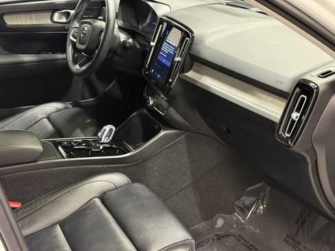 Used 2024 Volvo XC40 B5 Ultimate w/ Protection Package Premier image 30