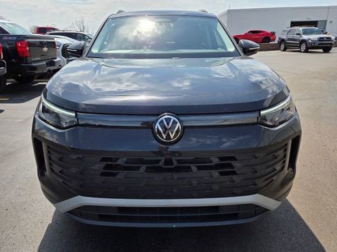 Used 2025 Volkswagen Tiguan SE w/ Panoramic Sunroof Package image 2