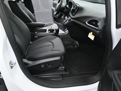 New 2026 Chrysler Pacifica Select FWD image 22