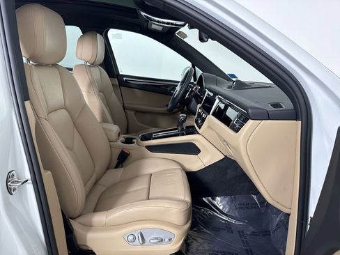 Certified 2025 Porsche Macan image 24
