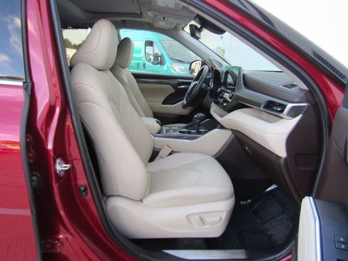 Used 2022 Toyota Highlander Limited image 24