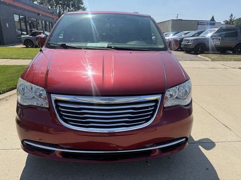 Used 2015 Chrysler Town & Country Touring image 2