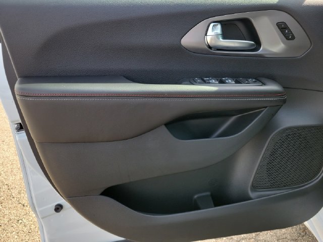 New 2027 Chrysler Pacifica Select FWD image 8