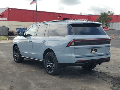 New 2026 Lincoln Navigator Reserve w/ Jet Appearance Package AWD/4WD image 3
