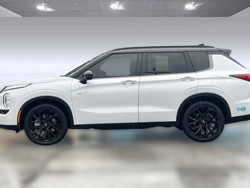 Used 2025 Mitsubishi Outlander SEL image 2