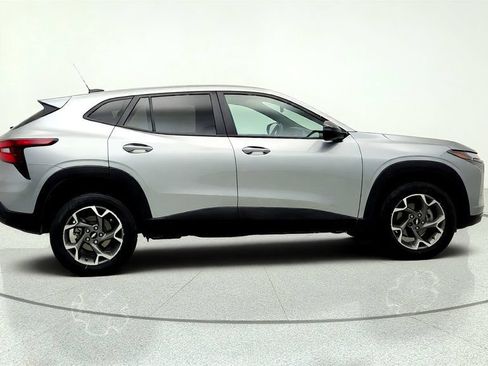 Used 2025 Chevrolet Trax RS FWD image 4