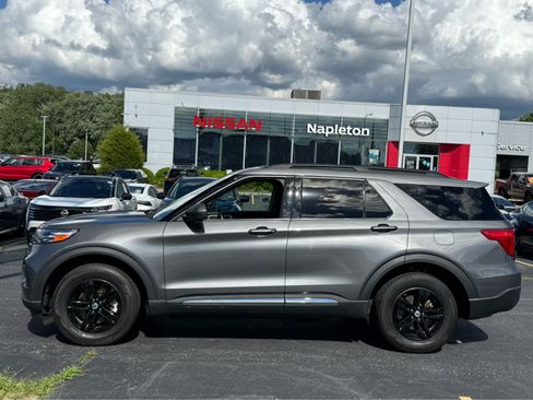 Used 2023 Ford Explorer XLT AWD/4WD image 4