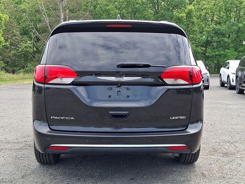 Used 2019 Chrysler Pacifica Limited w/ Tire & Wheel Group FWD image 8