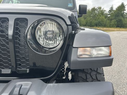 Used 2022 Jeep Gladiator Sport AWD/4WD image 8