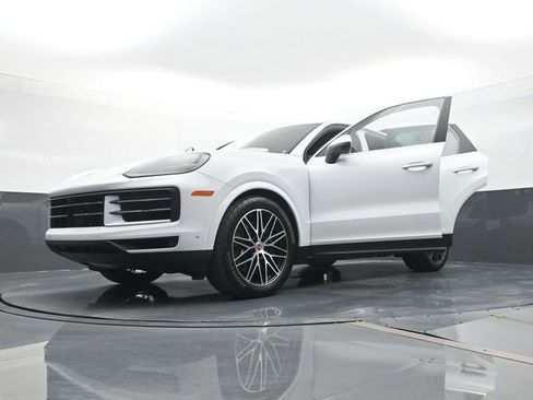 Certified 2025 Porsche Cayenne AWD/4WD image 29