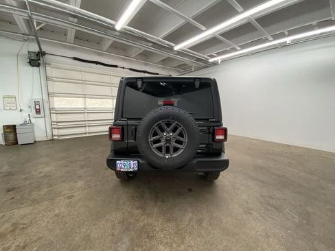 Used 2025 Jeep Wrangler Unlimited Sport AWD/4WD image 5