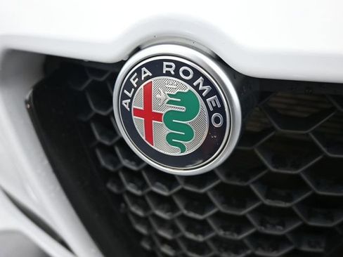 Used 2022 Alfa Romeo Stelvio Veloce image 36