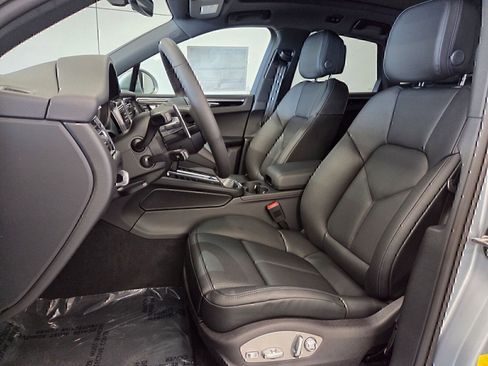 Certified 2026 Porsche Macan AWD/4WD image 5