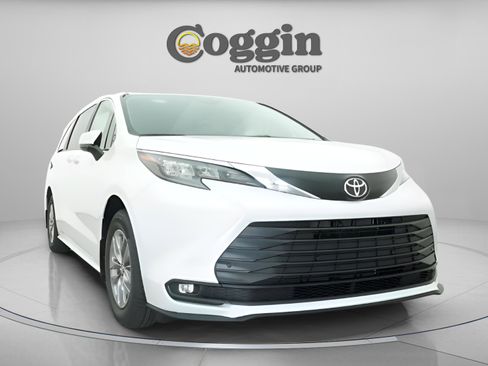 New 2026 Toyota Sienna XLE image 28