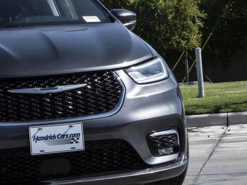 Used 2021 Chrysler Pacifica Touring-L image 6