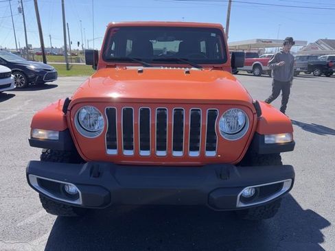 Used 2018 Jeep Wrangler Unlimited Sahara image 2