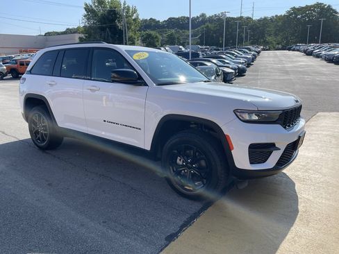 Used 2025 Jeep Grand Cherokee Altitude AWD/4WD image 6