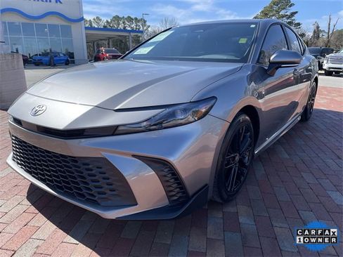 Used 2025 Toyota Camry SE image 1