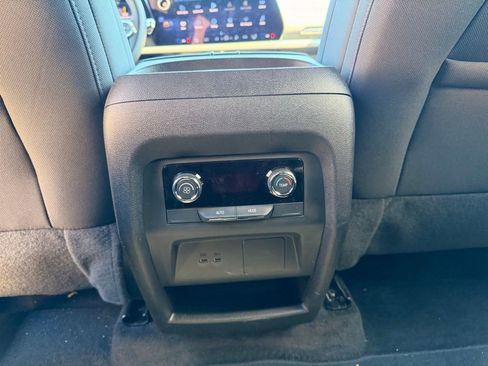 Used 2025 Chevrolet Traverse LT FWD image 25