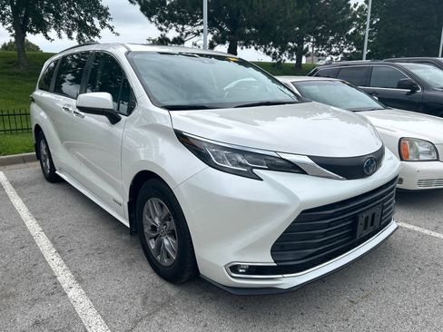 Used 2021 Toyota Sienna XLE w/ XLE Plus Package FWD image 3